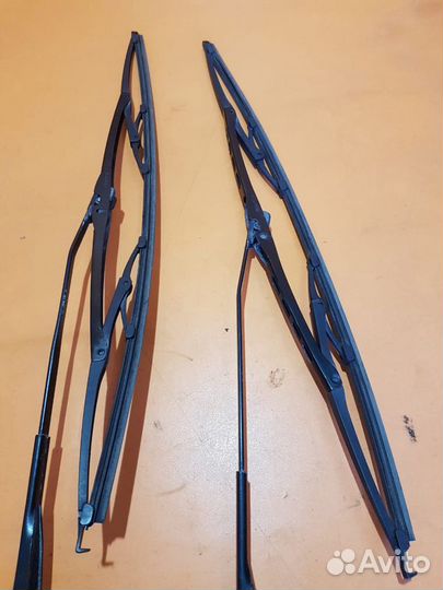 Поводок дворника на Renault Logan