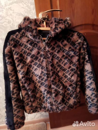 Шуба из искусственного меха короткая с капюшоном