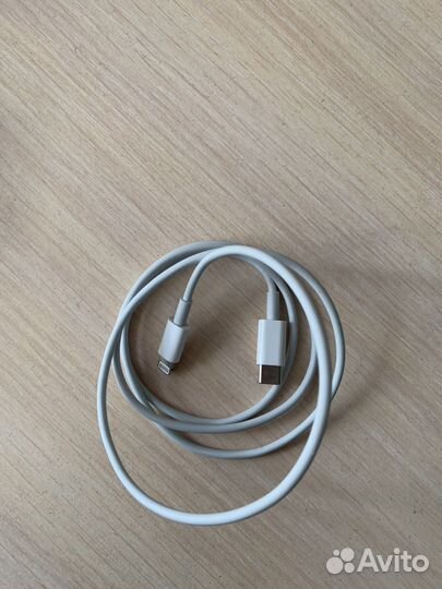 Продаюь 2 провода, лайтинг-usb и 1 тайпси-лайт