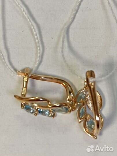 Золотые серьги с камнем