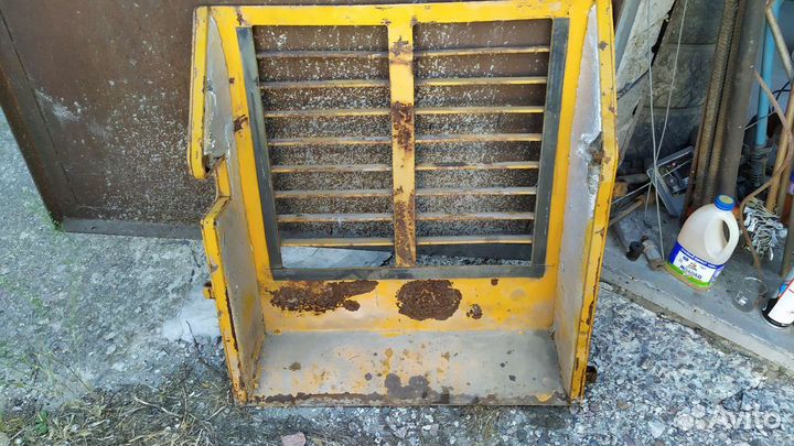 Дверь моторного отсека unc 060