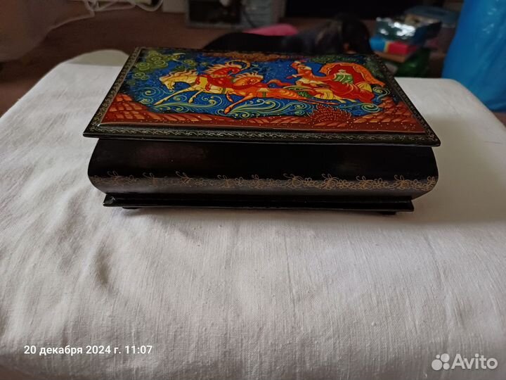 Деревянная шкатулка