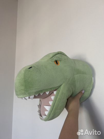 Голова динозавтра H&M