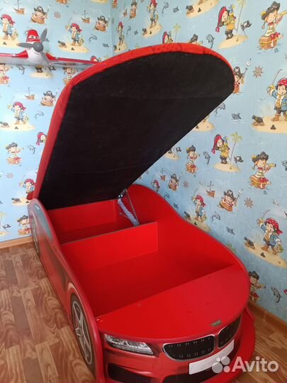 Детская кровать машина