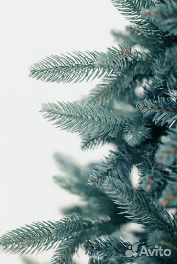 Ёлка с шишками и ягодами