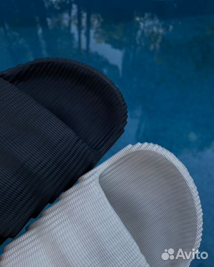 Тапки Adidas Adilette 22 черные и бежевые