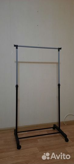 Вешалка напольная на колесах
