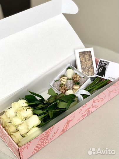 Букет цветов и клубника в шоколаде набор