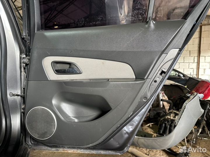 Обшивка двери Chevrolet Cruze седан 1.6 F16D3 2010