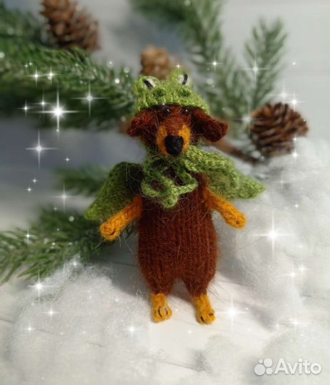 Вязаная игрушка собака такса