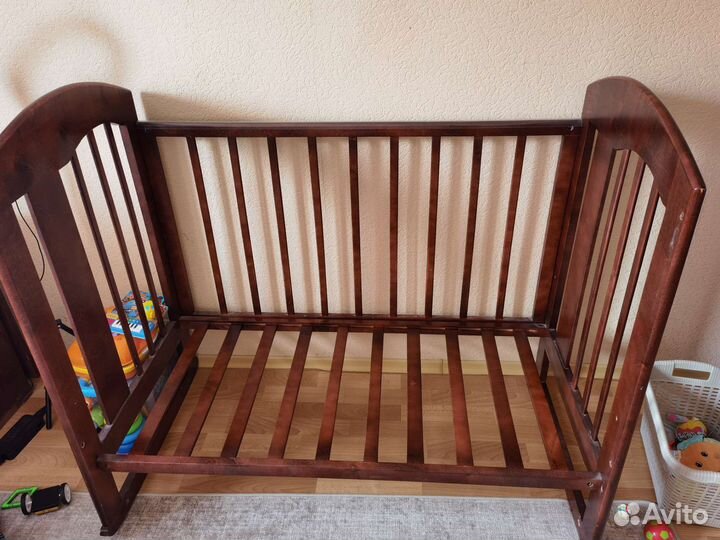 Детская кроватка с маятником