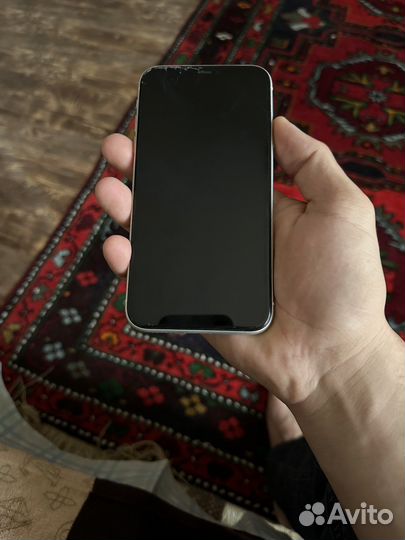 Телефон iPhone 11
