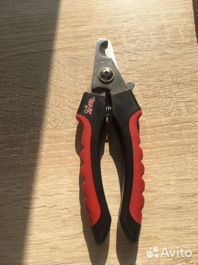 Разные расчески и пуходерки для животных