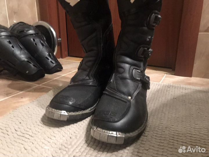 Мотоциклетные ботинки и щитки