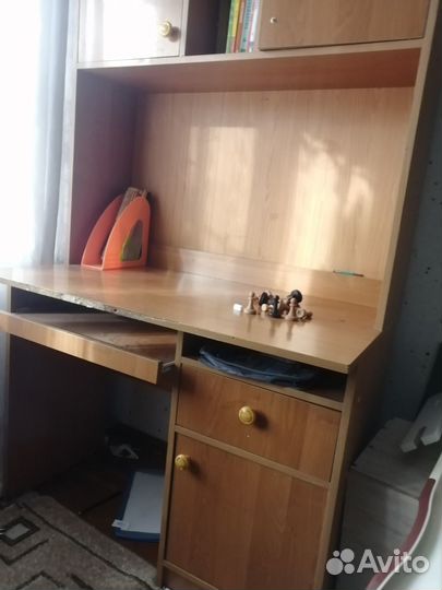 Стол письменный с полками