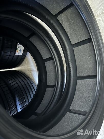 Pirelli P Zero PZ4 275/40 R22