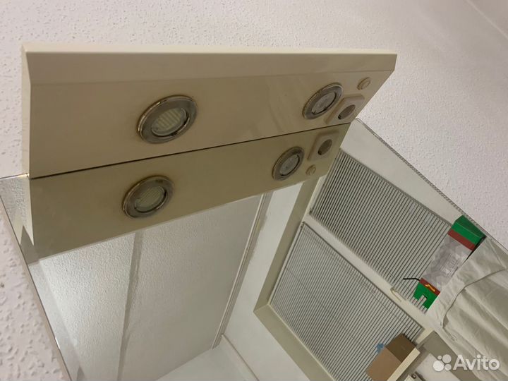 Зеркало с верхней подсветкой в ванную