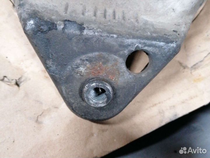 Кронштейн стойки Фольксваген Ауди Шкода