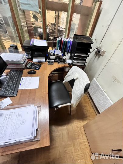 Офисный стол и шкаф в хорошем состоянии