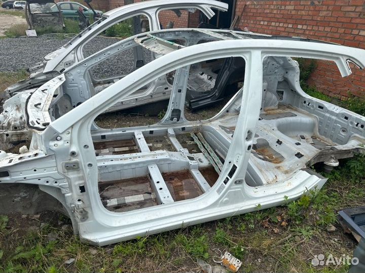 Боковая часть кузова со стойками левая Kia Rio 3