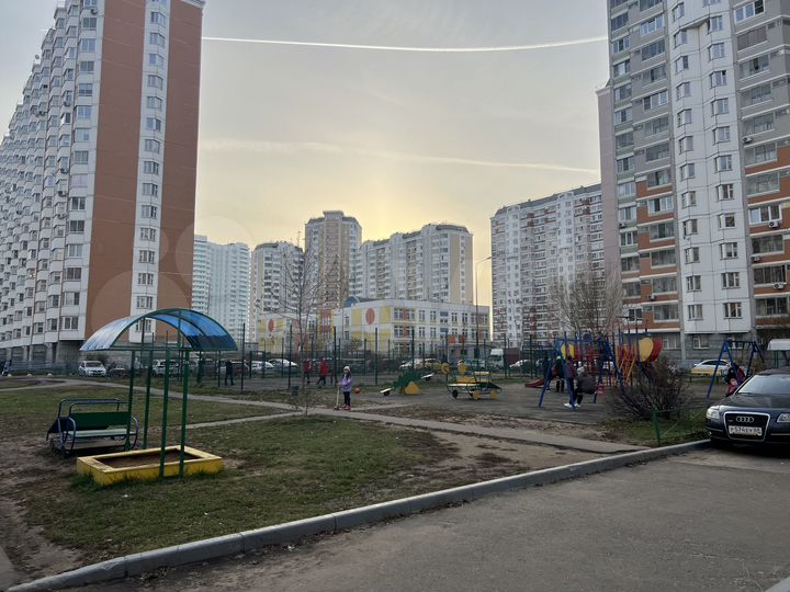 2-к. квартира, 58,6 м², 1/17 эт.