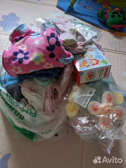 Вещи пакетом для новорожденной девочки и игрушки