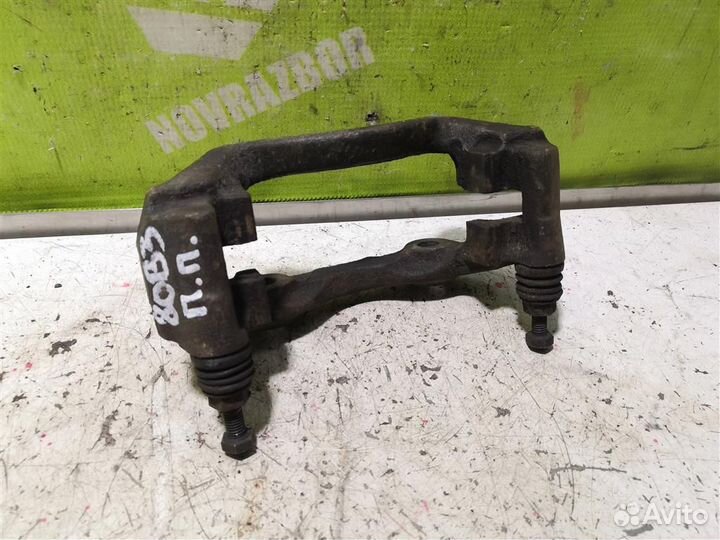 Скоба суппорта переднего Ауди 80 90 Б3
