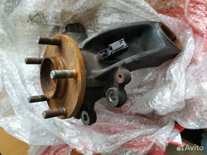 Поворотный кулак со ступицей правый и левый Мазда