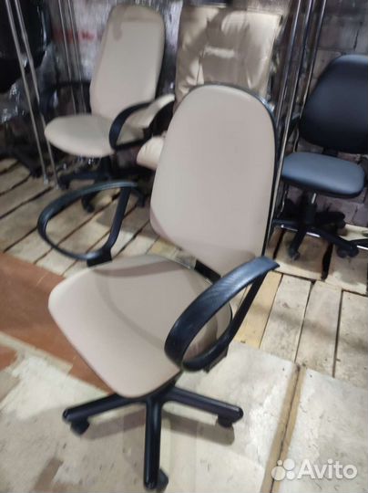 Кожаное компьютерное кресло бежевое