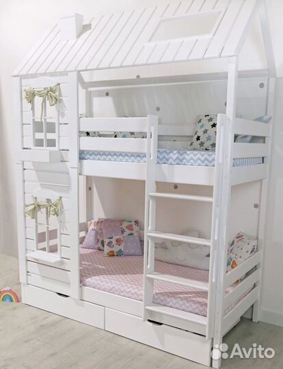 Двухъярусная кровать с крышей