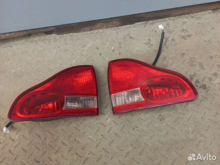 Toyota Avensis Verso(01-09) фонари крышки накладка