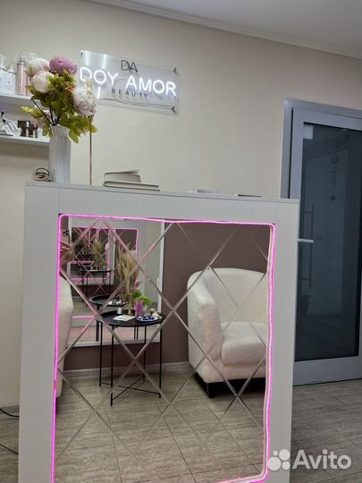 Тредююуется мастер по наращиванию ресниц и бровист