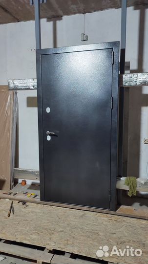 Дверь с зеркалом входная