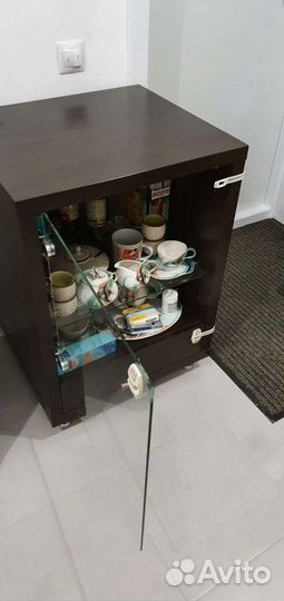 Комод со стеклянной витриной