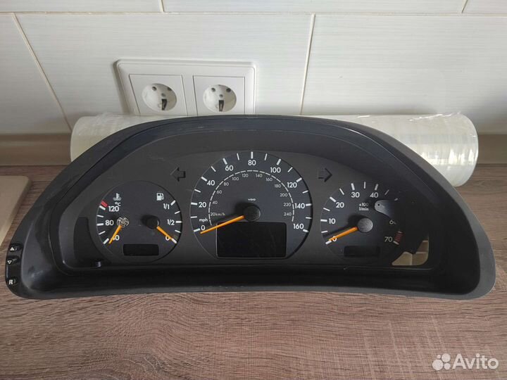 Щиток приборов панель W208