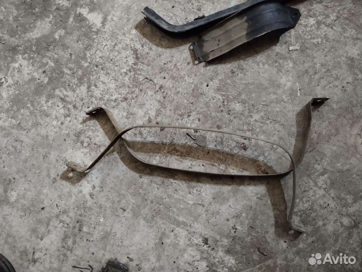 Крепление топливного бака на Fiat Doblo