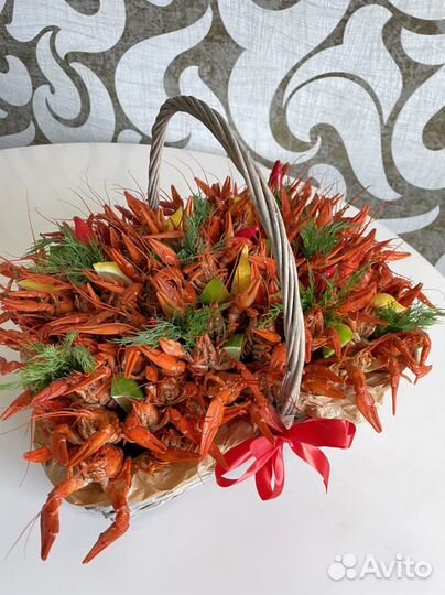 Съедобные букеты для мужчин из раков, колбасы