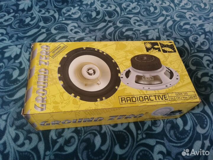 Белая колонка акустика динамик