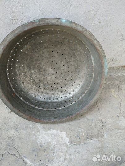 Подносы большие старинные, сито старинные, кувшин