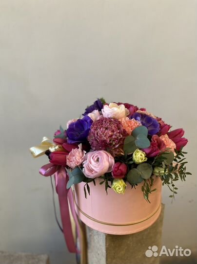 Букет цветочная композиция к шляпной коробке