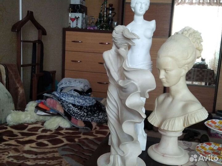 Статуэтки Венера, снежный орел, бюст