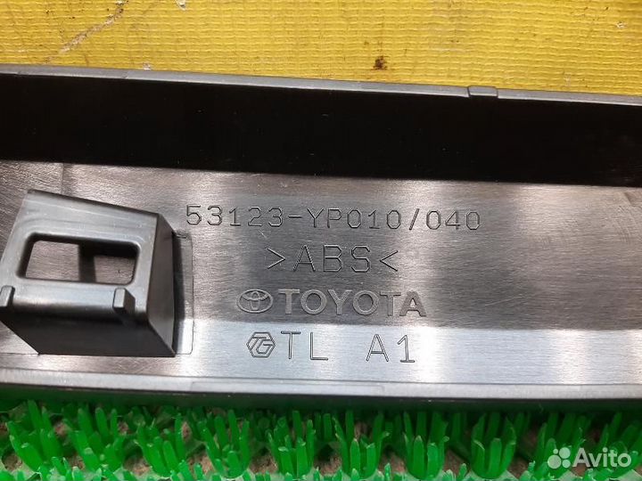 Молдинг решетки радиатора Toyota Hilux GUN125 2021