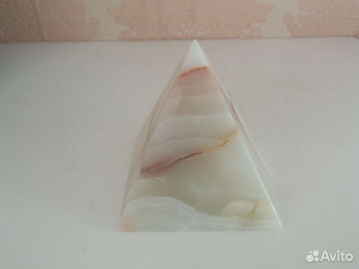 Пирамида нат.мраморный оникс нов.7,5*7,5*8см