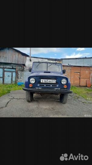 Лодка катер с мотором, каютой