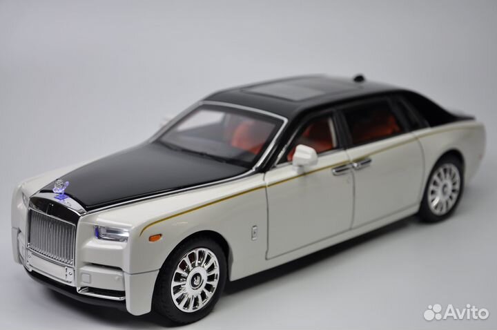 Модель автомобиля Rolls-Royce Phantom 1:18 металл