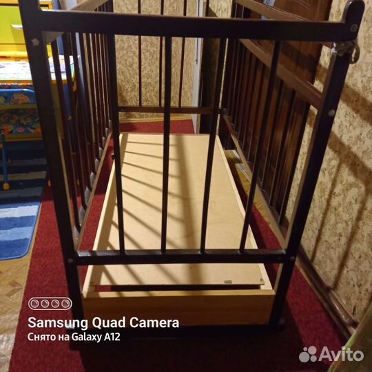 Детская кроватка с маятником