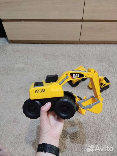 Экскаватор CAT