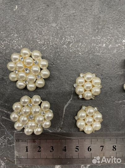 Пряжки, брошки, пуговицы новые