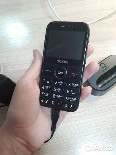 Кнопочный телефон alcatel