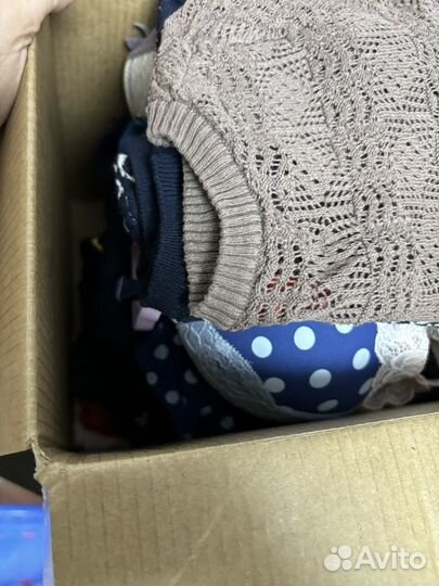 Женские вещи и бюстгальтеры коробкой 42